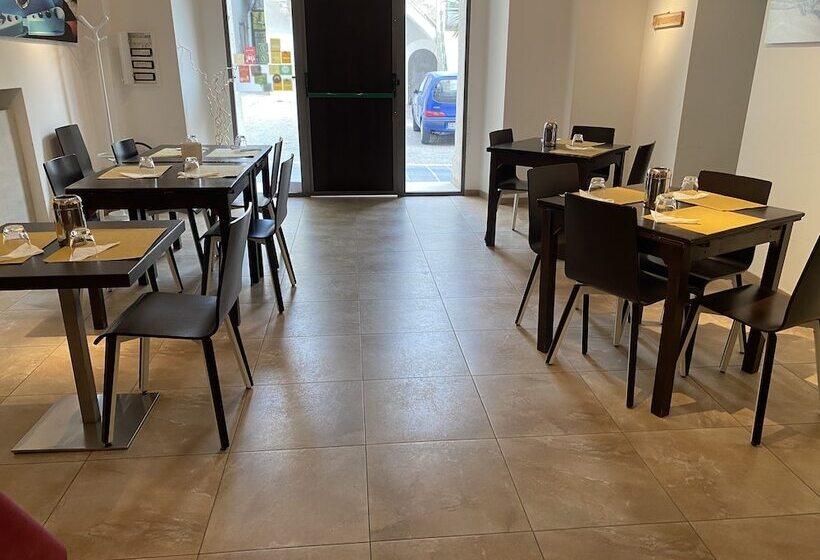 هتل Albergo Ristorante Del Cacciatore