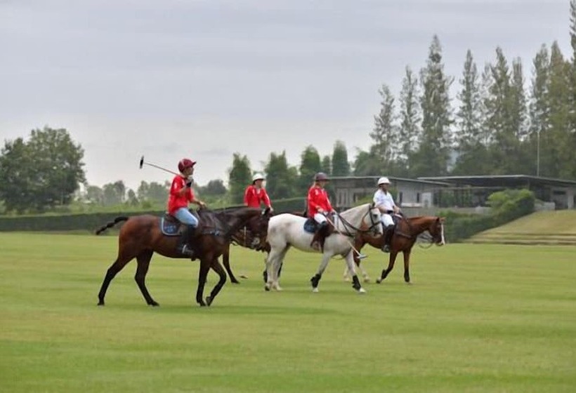 هتل The Farmhouse At Polo Escape