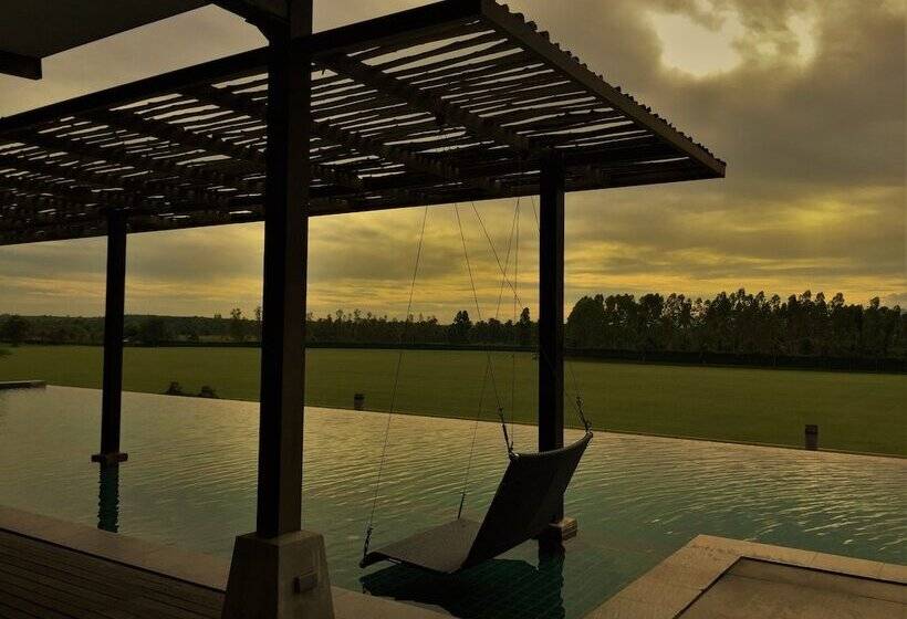 هتل The Farmhouse At Polo Escape