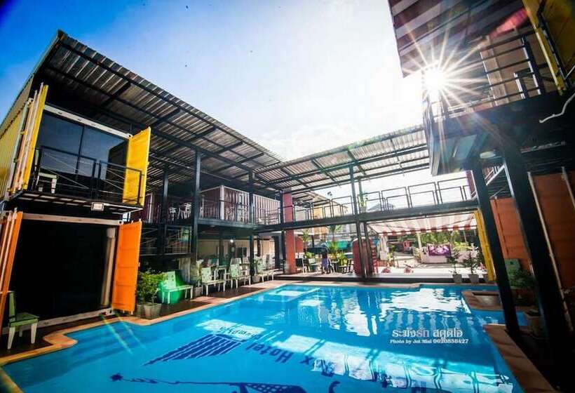 Retro Box Hotel Chumphon