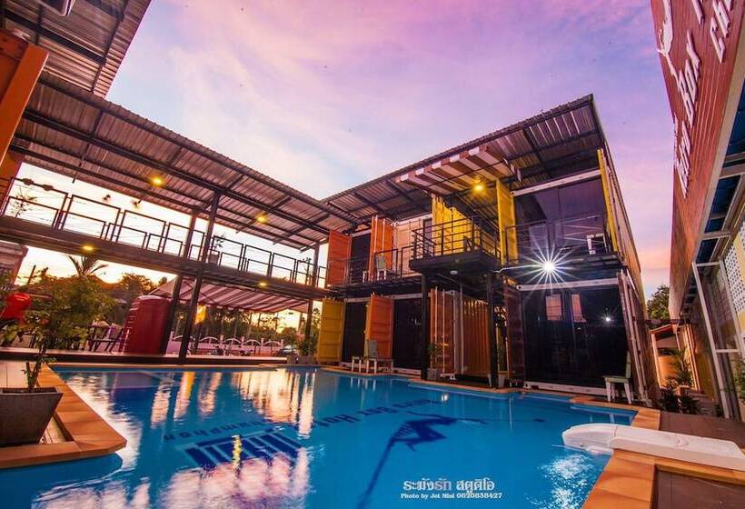 Retro Box Hotel Chumphon