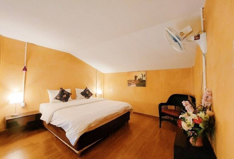 Retro Box Hotel Chumphon