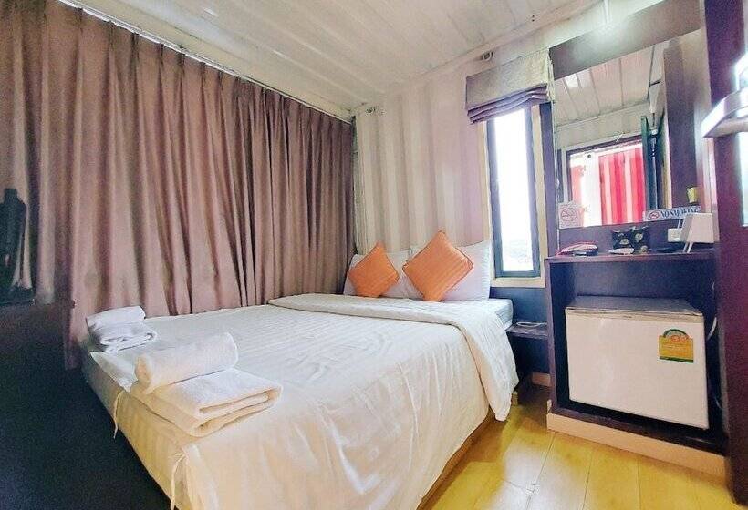 Retro Box Hotel Chumphon