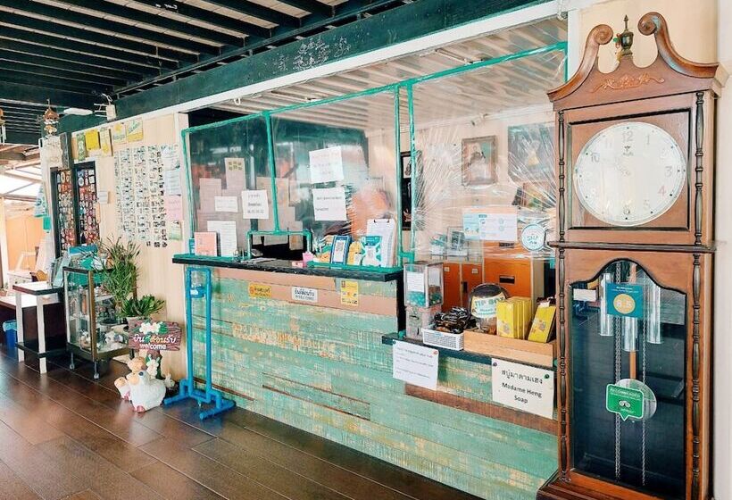 Retro Box Hotel Chumphon