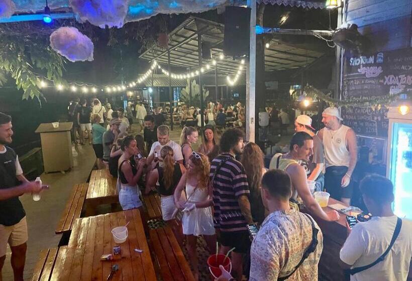 Отель Revolution Hostel Pai