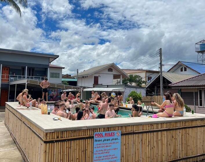 Отель Revolution Hostel Pai