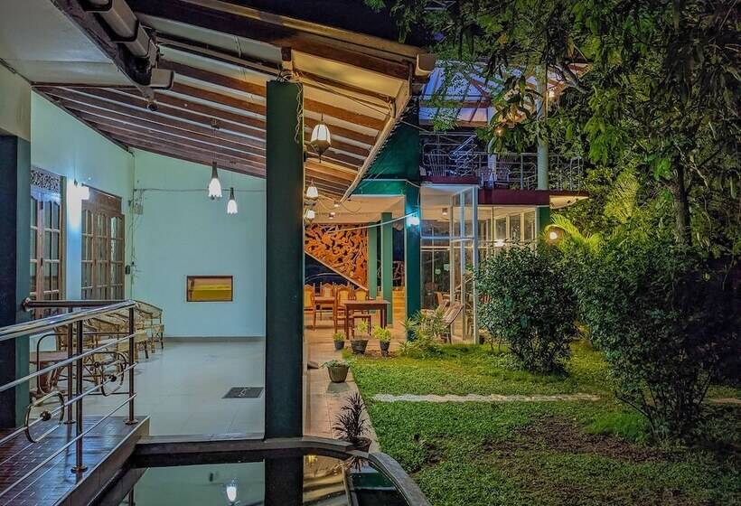 酒店 Sigiriya Rock Gate Tree House