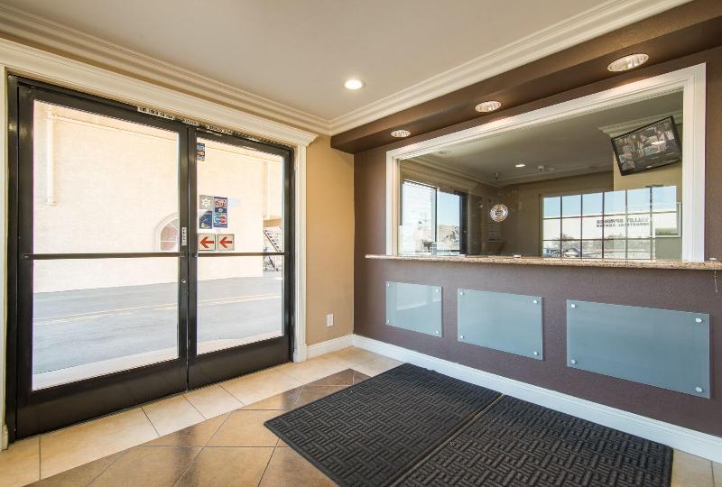 汽车旅馆  Industry Inn & Suites