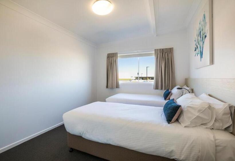 모텔 Nightcap At Golden Beach Tavern