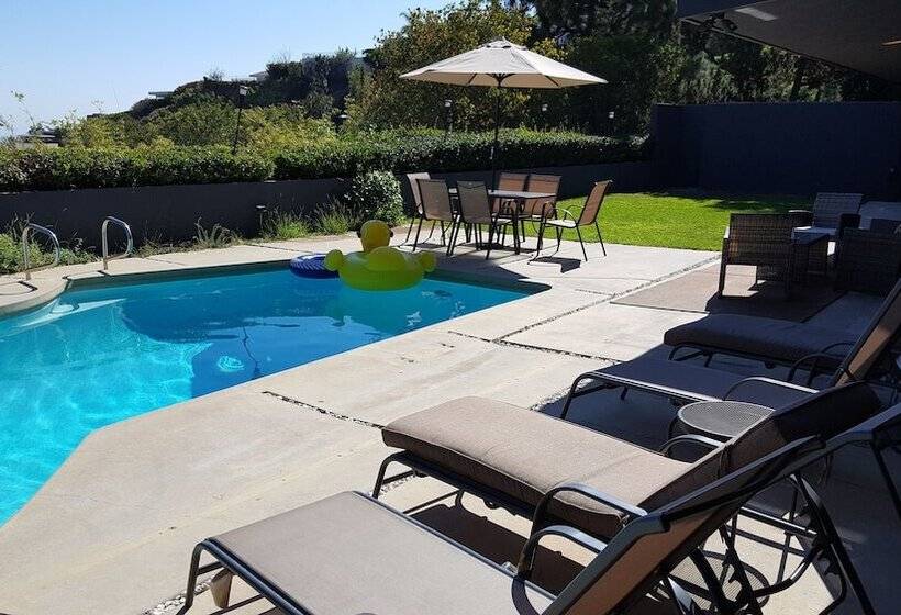 4 Bedroom Celebrity House With Pool & City View