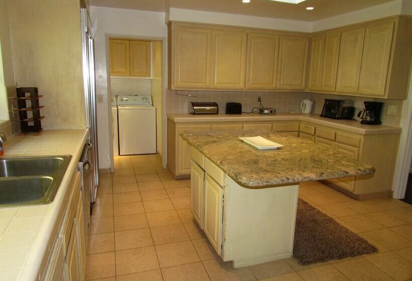 4 Bedroom Celebrity House With Pool & City View