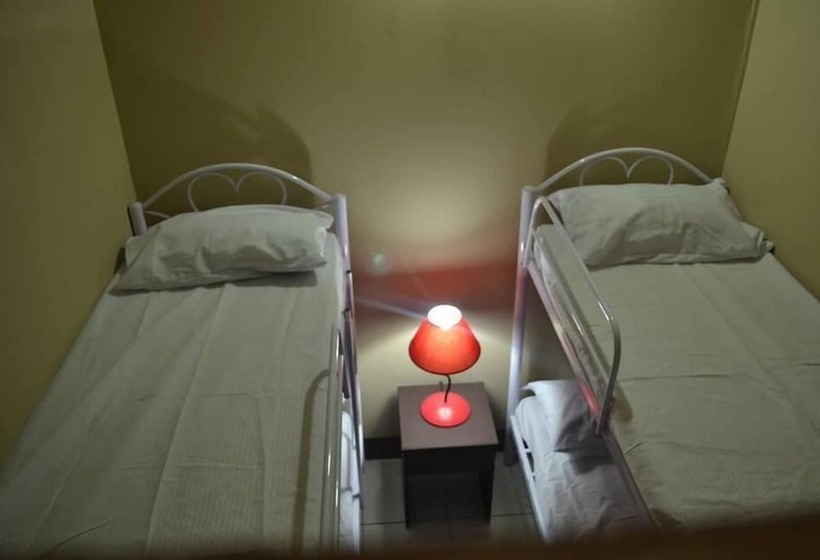 Airport Travelodge Manila Hostel