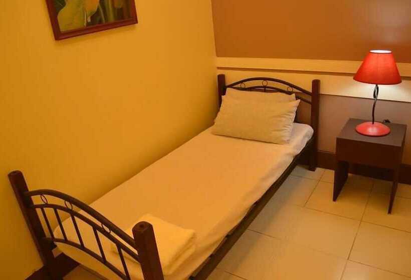 Airport Travelodge Manila Hostel