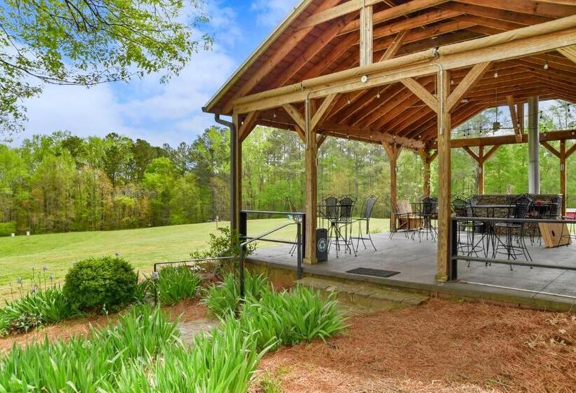 مبيت وإفطار The Farmhouse Inn