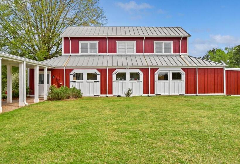 مبيت وإفطار The Farmhouse Inn