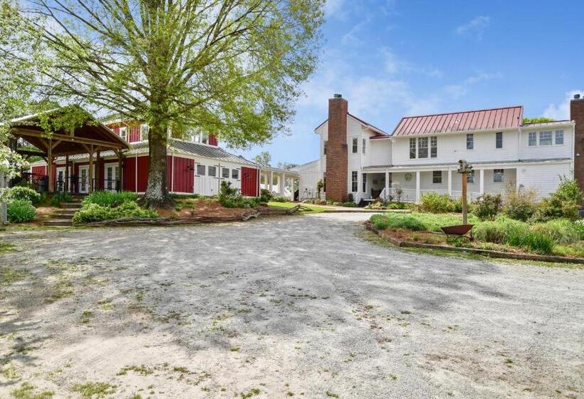 مبيت وإفطار The Farmhouse Inn