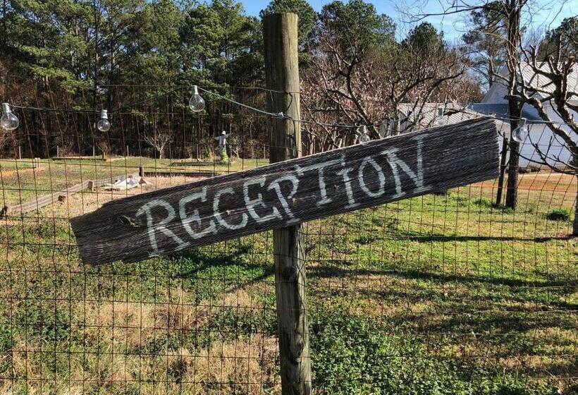 مبيت وإفطار The Farmhouse Inn