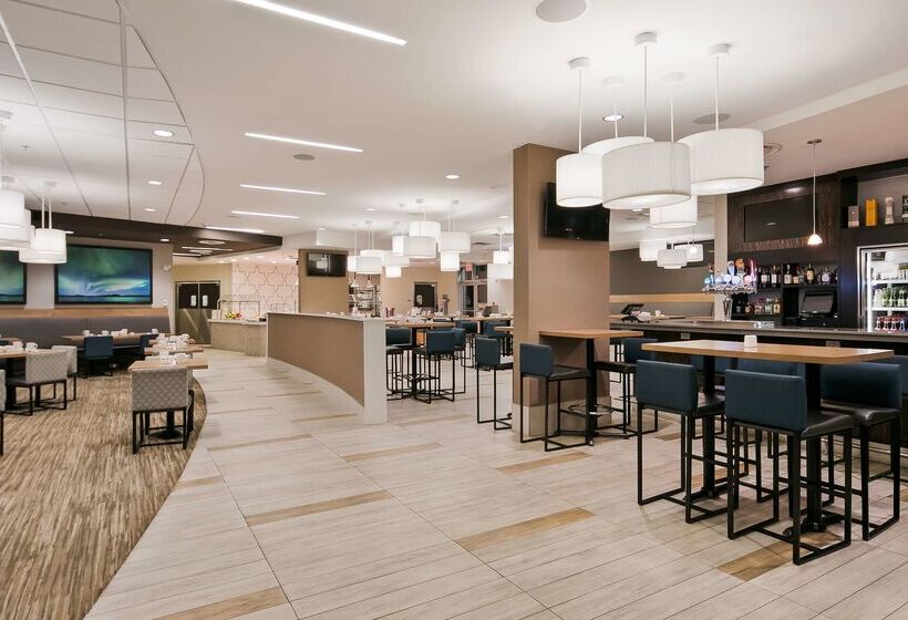 בית מלון כפרי Best Western Plus Sawridge Suites