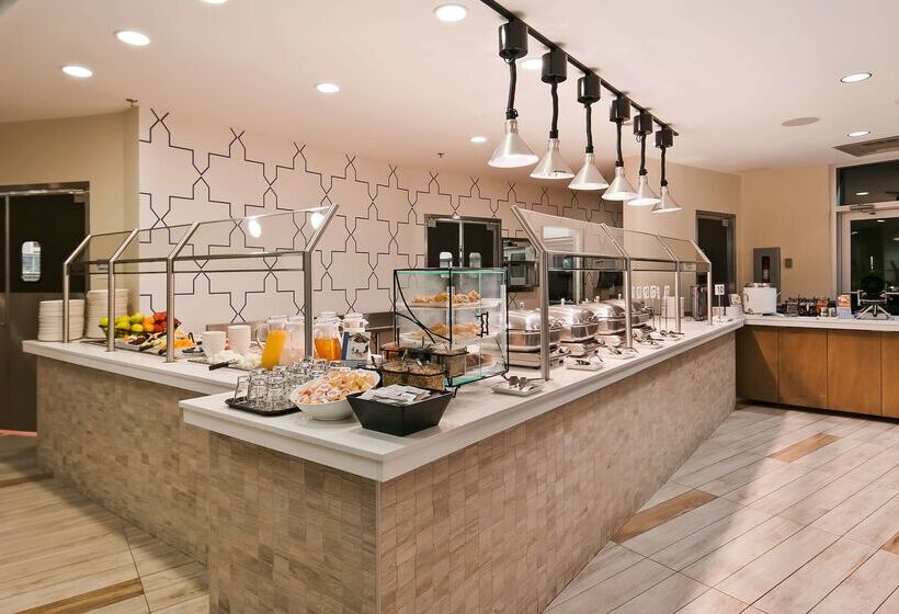 בית מלון כפרי Best Western Plus Sawridge Suites