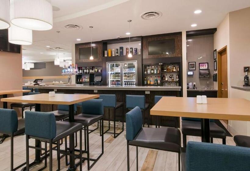 בית מלון כפרי Best Western Plus Sawridge Suites