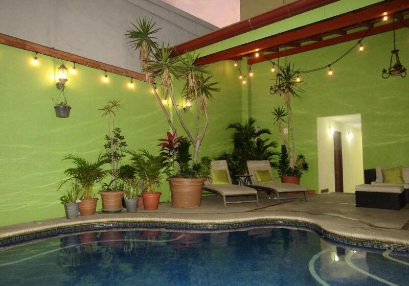 酒店 La Guaria Inn & Suites