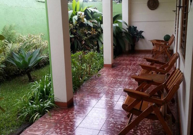 酒店 La Guaria Inn & Suites