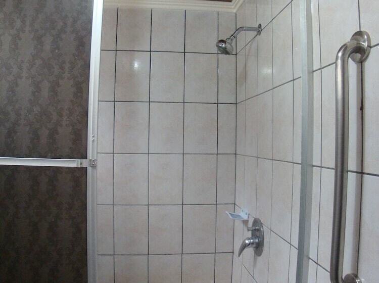 酒店 La Guaria Inn & Suites