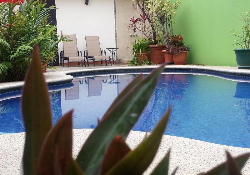 酒店 La Guaria Inn & Suites