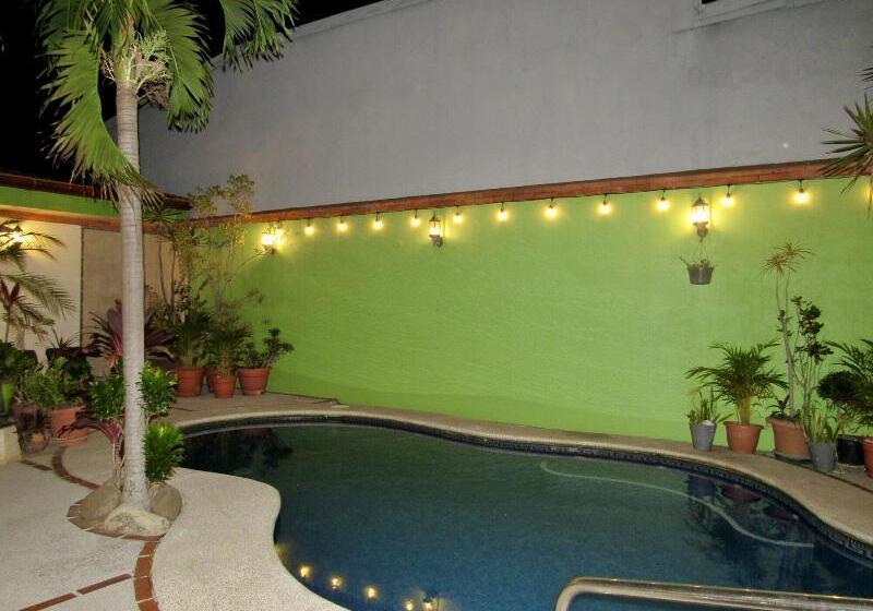 酒店 La Guaria Inn & Suites