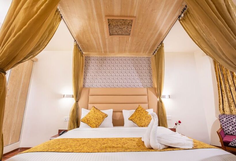 هتل Poppys Pleasant Stay