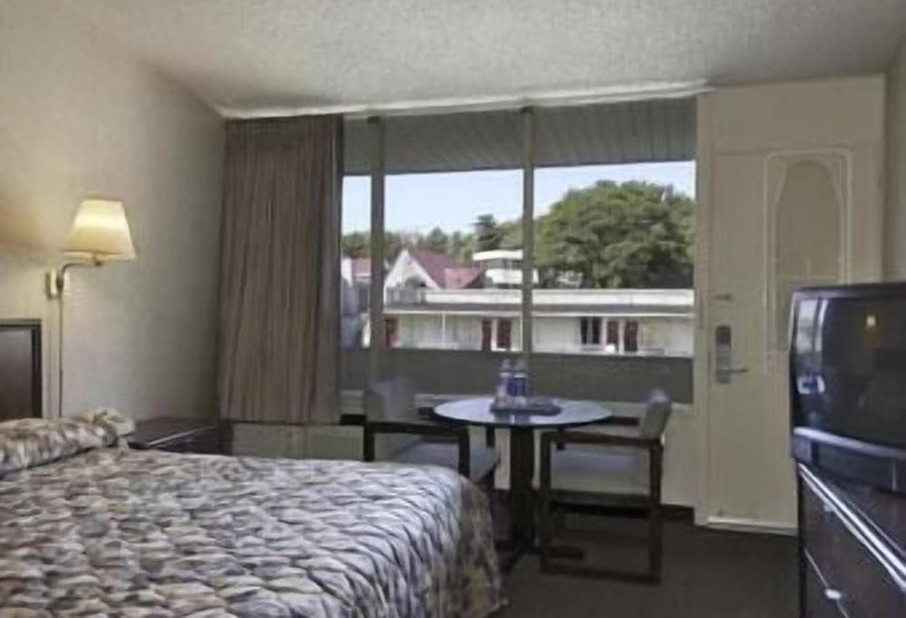 Отель Red Carpet Inn  New Brunswick