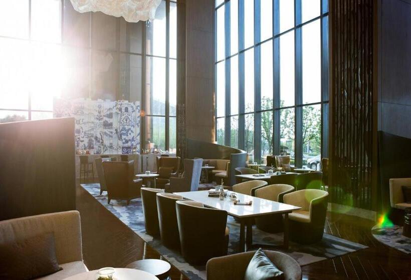 Отель Renaissance Suzhou Wujiang