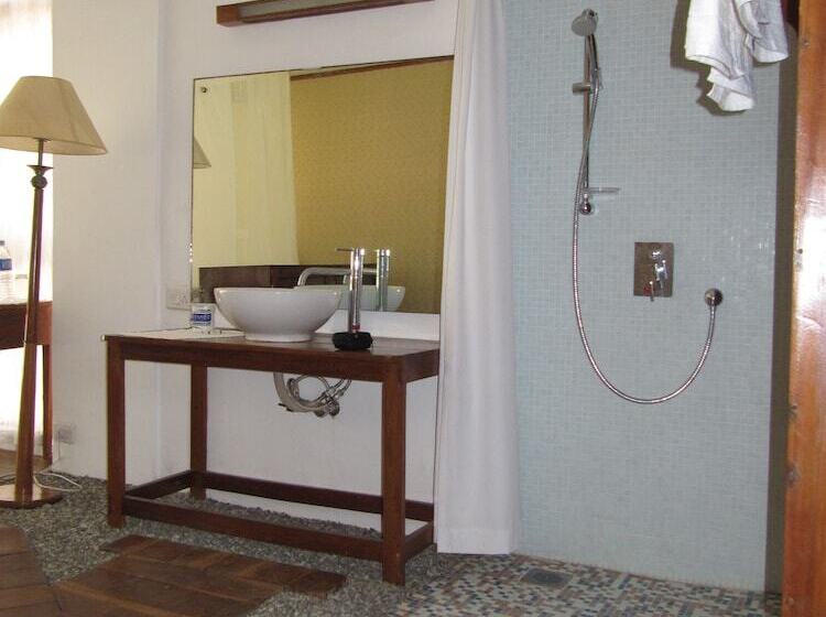 هتل The Eco, The Poolside Beach Retreat