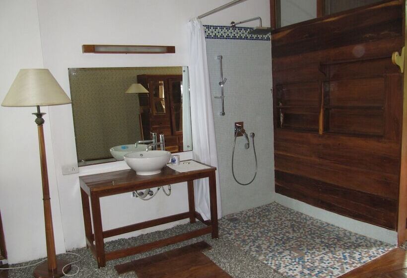 هتل The Eco, The Poolside Beach Retreat