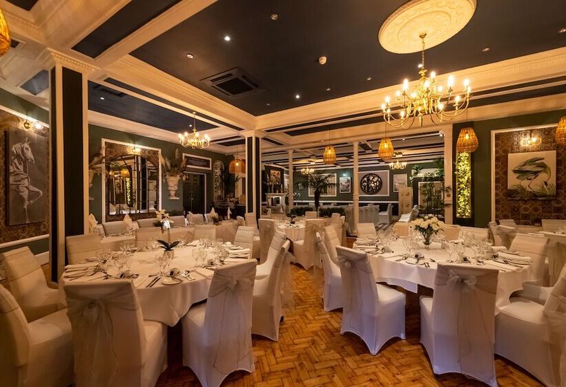 Отель The Royal