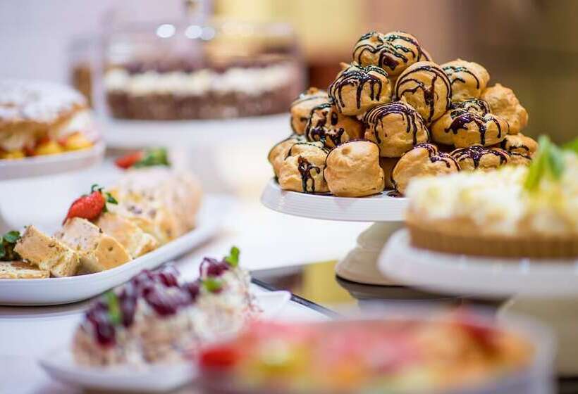 Отель The Royal