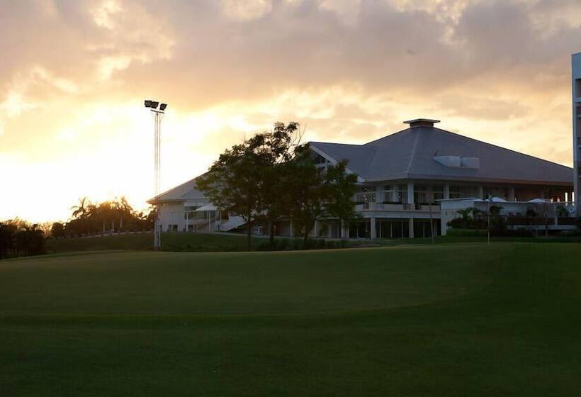 호텔 Uniland Golf & Resort