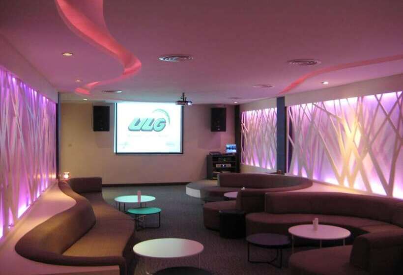 호텔 Uniland Golf & Resort