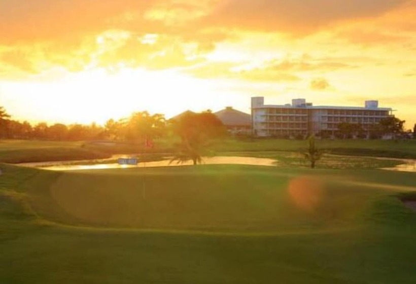 호텔 Uniland Golf & Resort