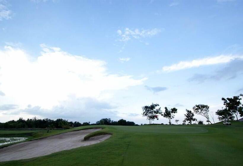 호텔 Uniland Golf & Resort