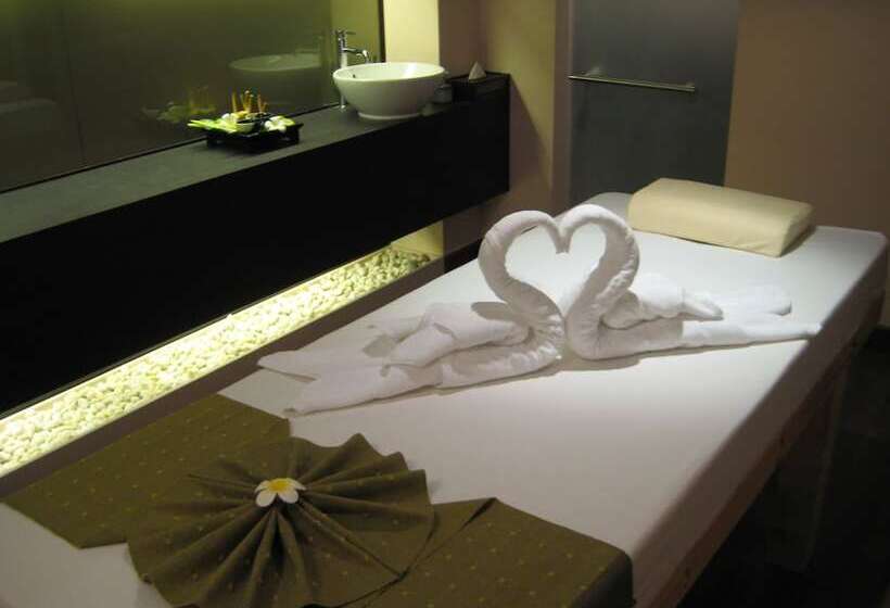 호텔 Uniland Golf & Resort