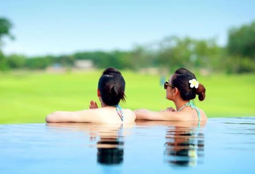 호텔 Uniland Golf & Resort