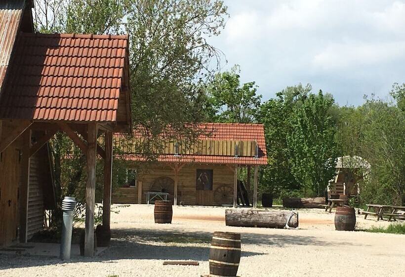 בית מלון כפרי Western City