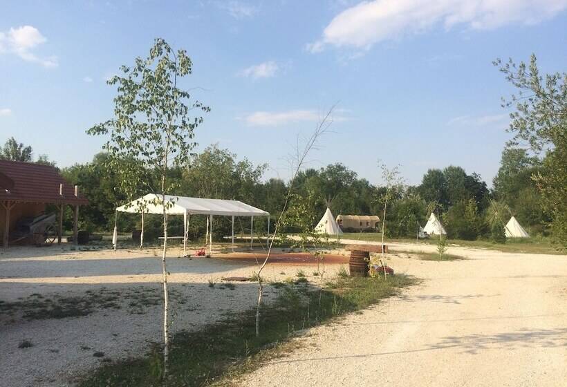 בית מלון כפרי Western City