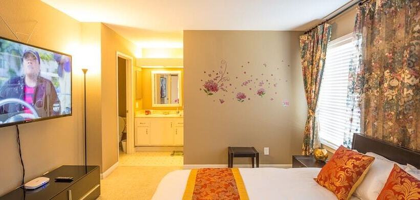 Sunny And Elegant Villa