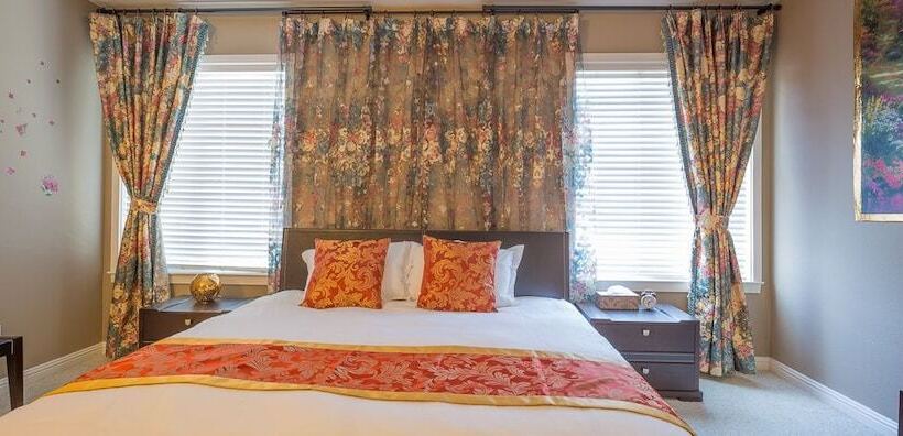 Sunny And Elegant Villa