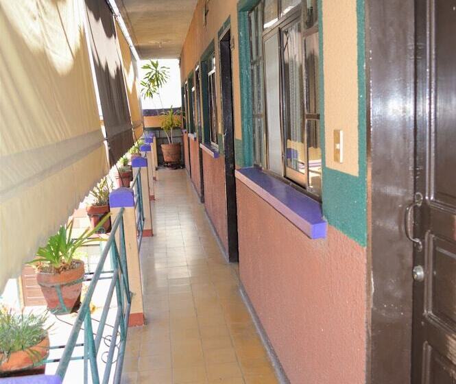 בית מלון כפרי Colonial