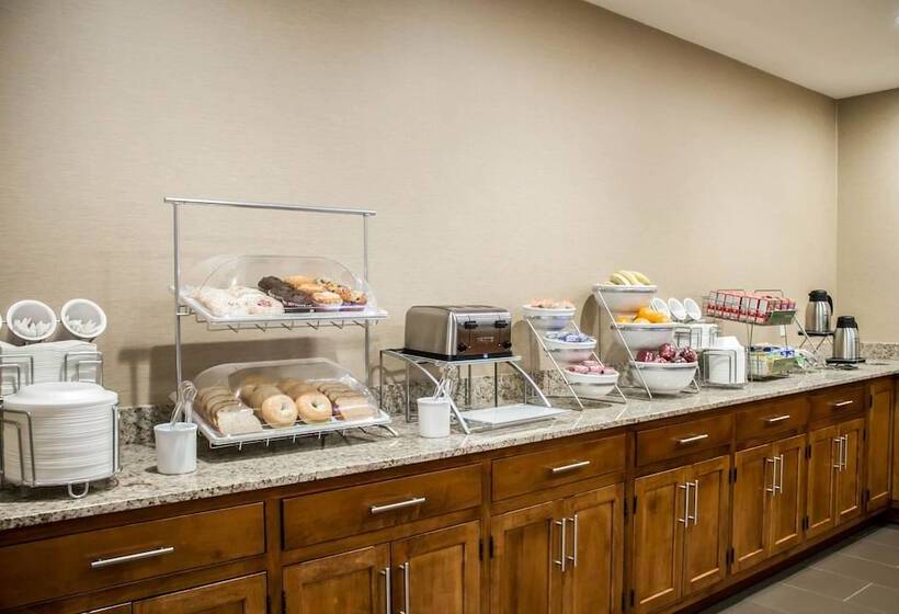 Отель Comfort Suites Hartville North Canton