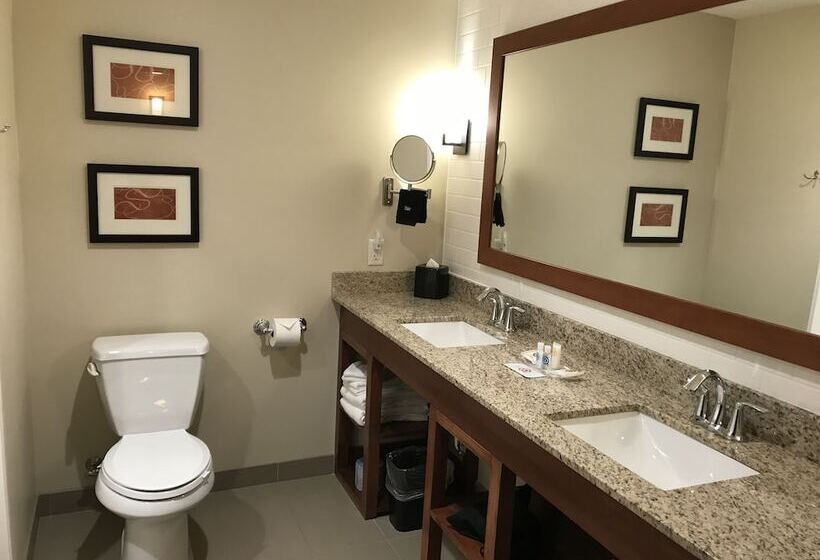 Отель Comfort Suites Hartville North Canton