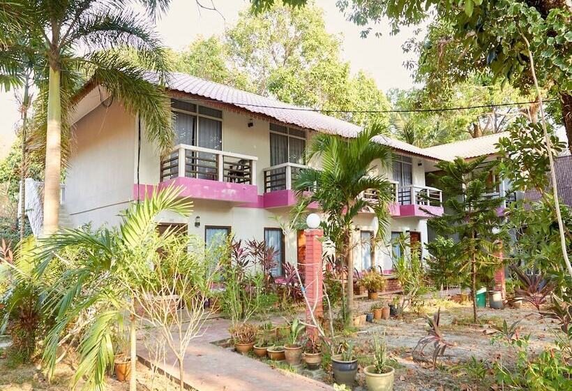 Отель Corrie Chalet, Pantai Cenang Langkawi